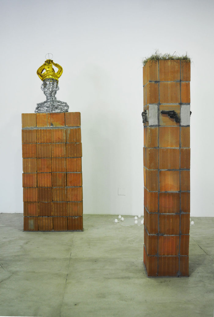 Bianka Mieskes, links: protecao ou prisao (Schutz oder Gefängnis) rechts: repeat? (Wiederhohlen?), 2017