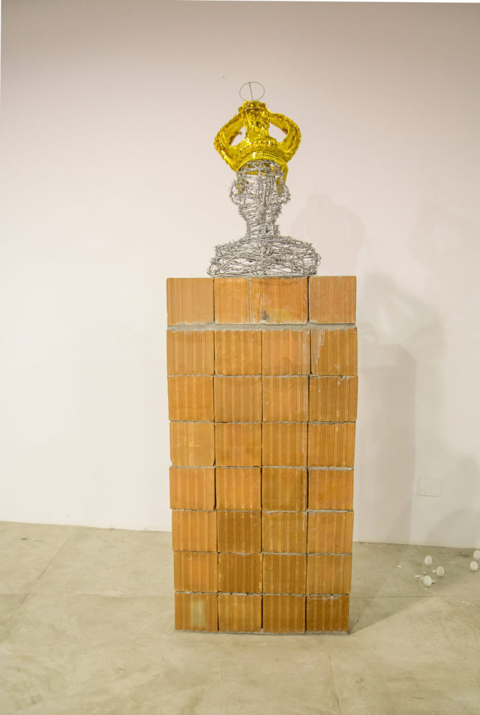 Bianka Mieskes, protecao ou prisao (Schutz oder Gefängnis), 2017, Stacheldraht, Plastik, Mauer, 240 cm x 77 cm x 29 cm